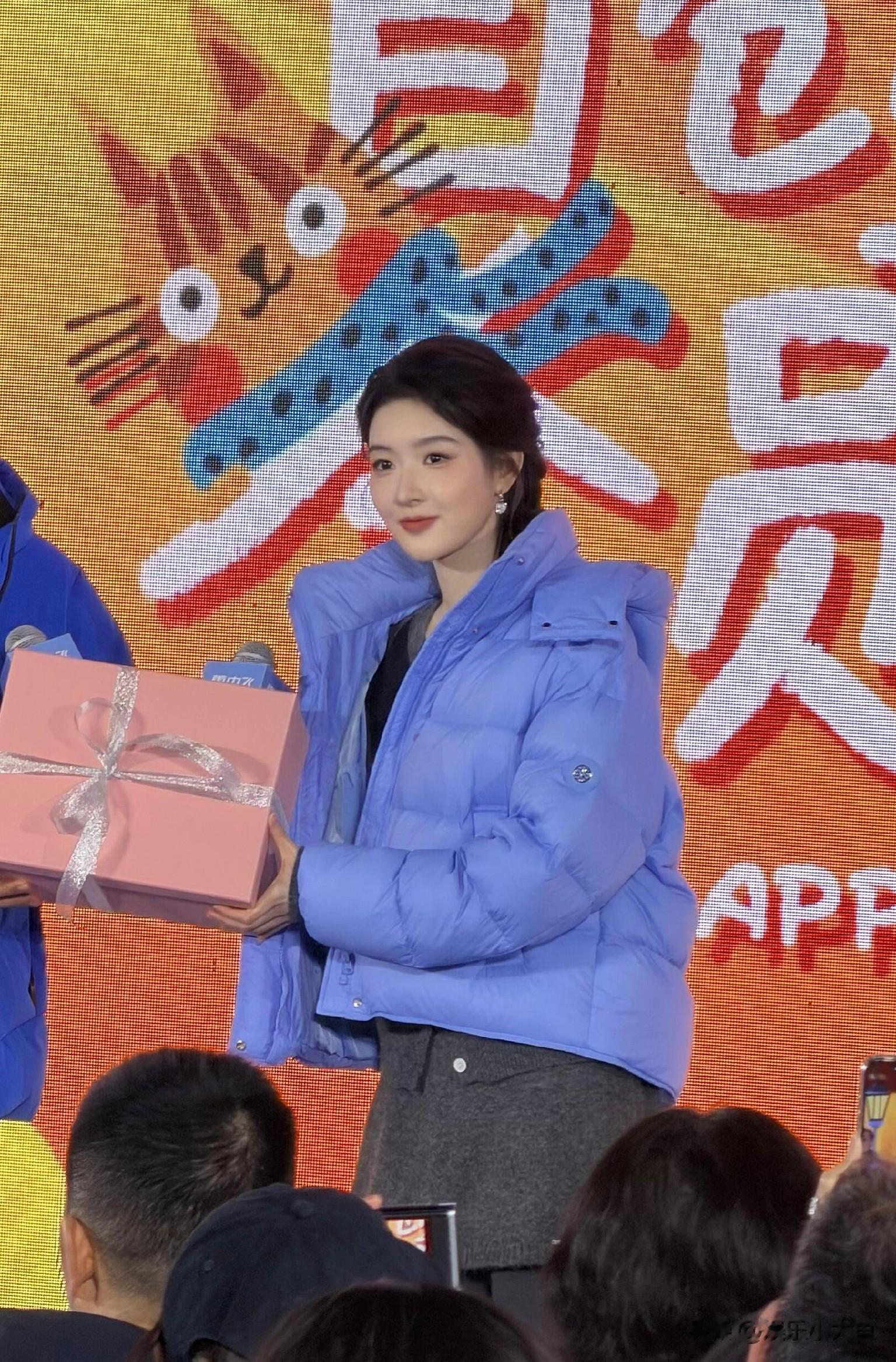 王玉雯出席雪中飞粉丝见面会,穿毛衣裙扎麻花辫,本人比电视还美