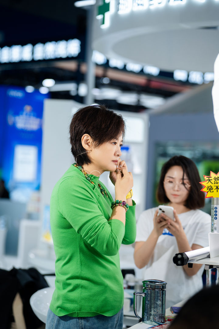 前央视主持人李小萌晒新年全家福,14岁女儿身高成焦点,身高175