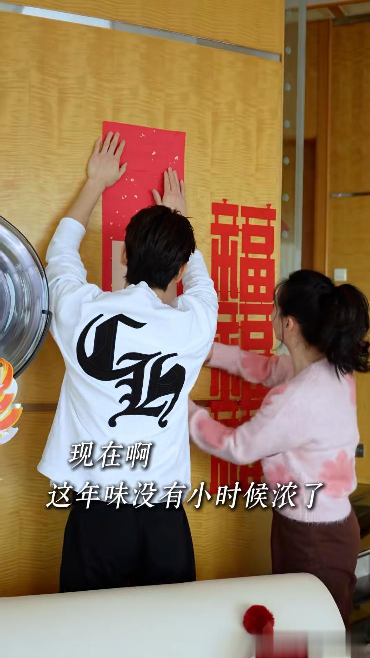 王艳儿子帅到认不出！19岁球球和妈妈一起布置豪宅 高又帅比例绝佳