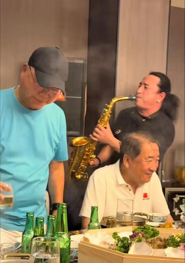 姜昆国外唱歌风波闹大，网友晒洛杉矶航班偶遇照，项立刚点评姜昆