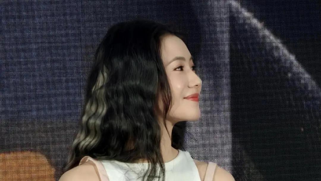 刘浩存亮相V视界大会，粉裙卷发造型引全网热议