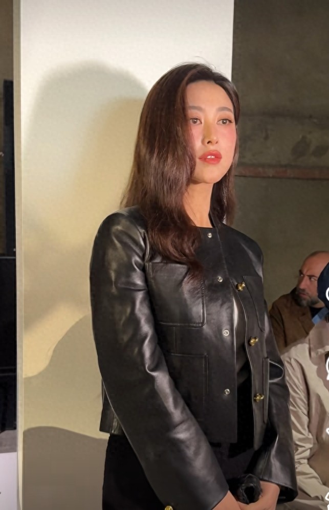 米兰时装周高光时刻,朱珠BV黑色皮衣造型,41岁状态碾压全场