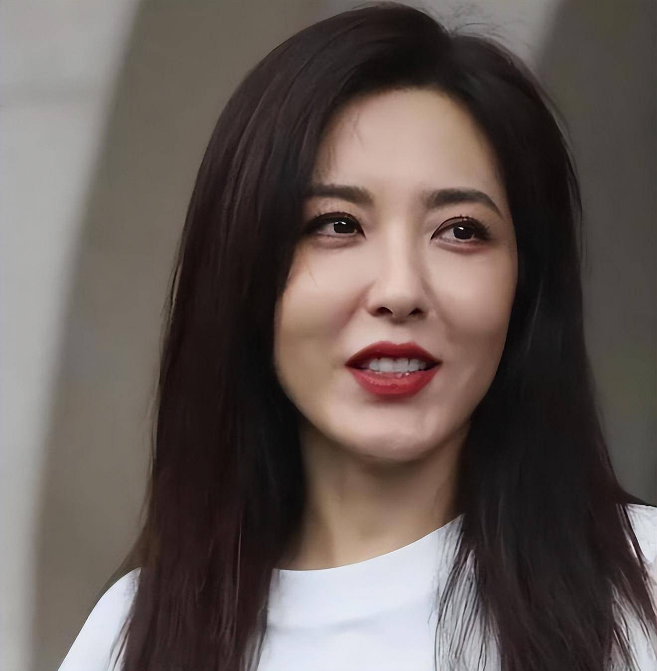 她长得好演技也好,49岁仍孑然一身,今靠《沉默的荣耀》再翻红