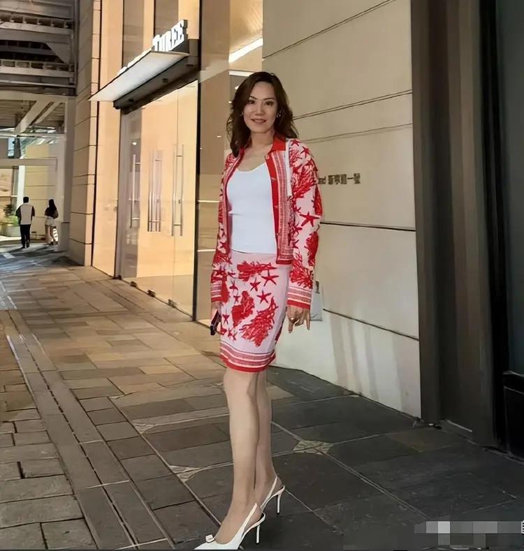 62岁甄子丹与妻子汪诗诗为68岁岳母庆生，三人同框他比岳母还显老