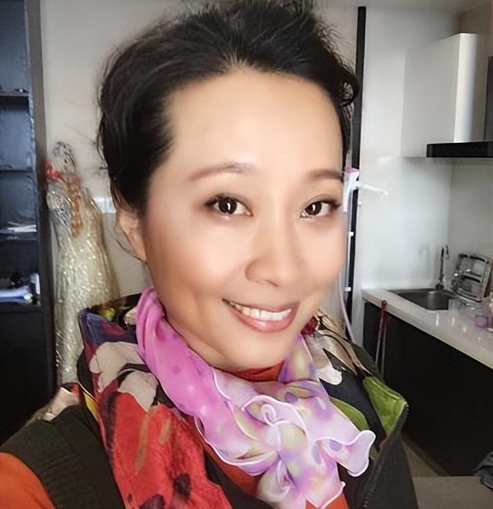 先后5次登上春晚，丈夫去世后5年才走出来，再婚后却不被观众理解