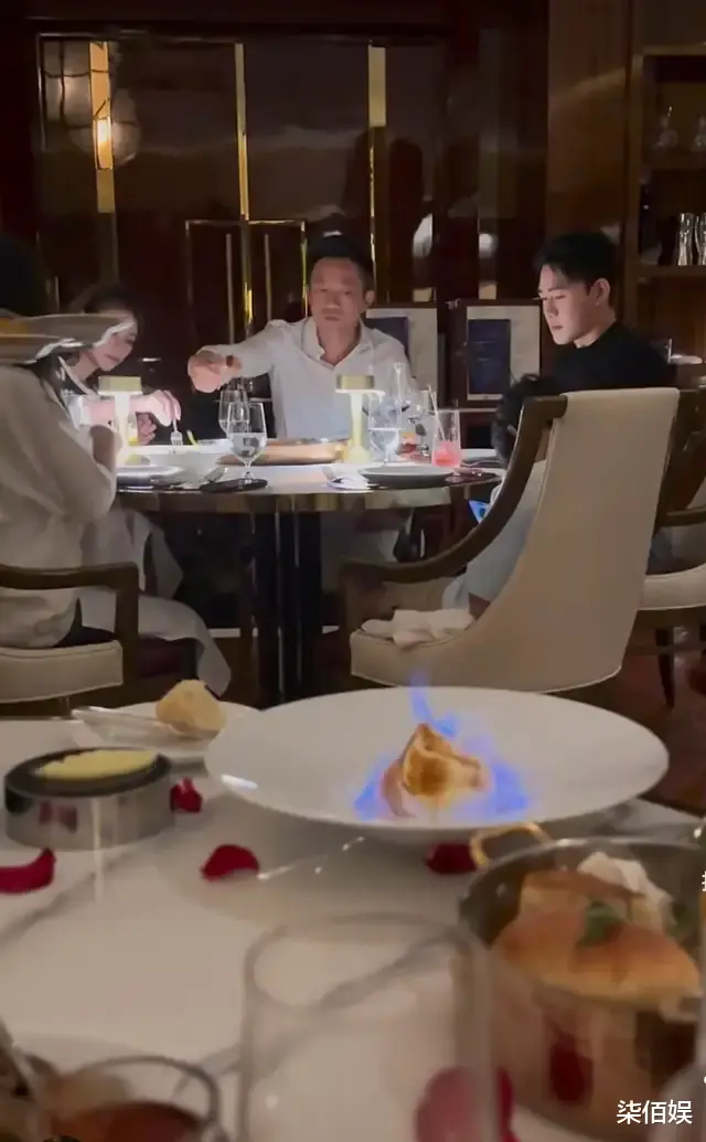 汪小菲一家聚餐,贴心给玥儿夹牛排,汪希箖不吃饭玩手机没姐姐乖