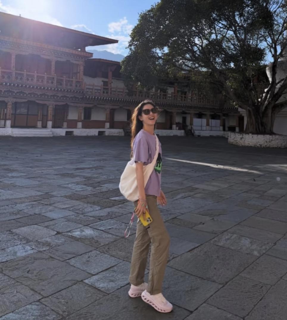 章泽天又在外网晒照了，她穿运动短裙去打网球，身材扁平像高中生