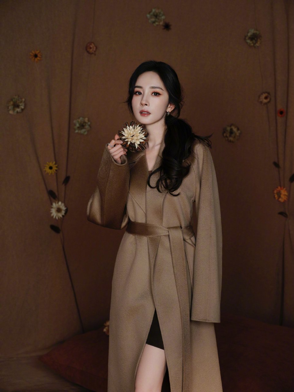 杨幂今日私房写真，光脚丫美腿真让人上头