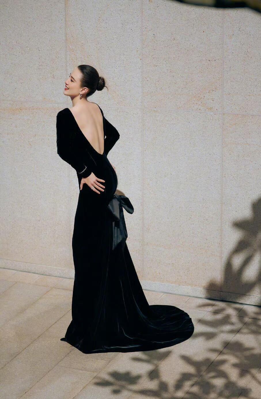 宋佳凭借《好东西》二封金鸡奖最佳女主角，颁奖典礼笑得好开心