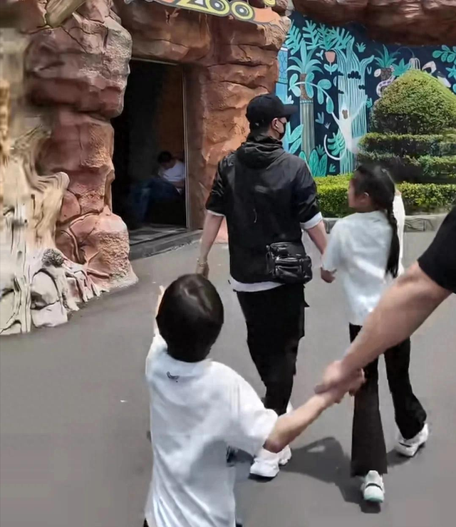 汪峰父亲节过得好热闹!带3个娃去游乐场,康作如女儿罕见现身!