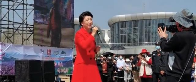 过气明星有多惨:农村走穴,直播卖货被嘲,摆摊还债,体面呢?