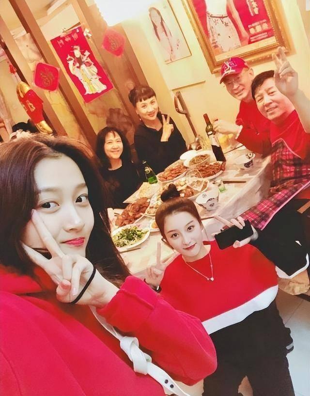 关晓彤姐姐去世后，一家人在国外旅游，父亲还说关晓彤是\独生女\