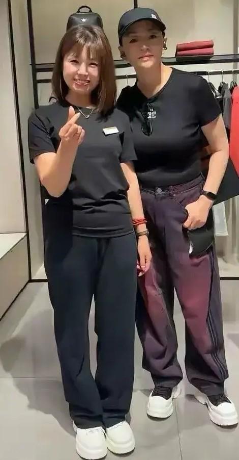 网友偶遇65岁宋丹丹逛阿玛尼,这身材苗条状态超级无敌