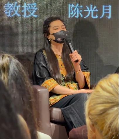 59岁王祖贤旧金山会友！生图脸肿皮肤凹陷严重，嘴唇下垂一脸苦相