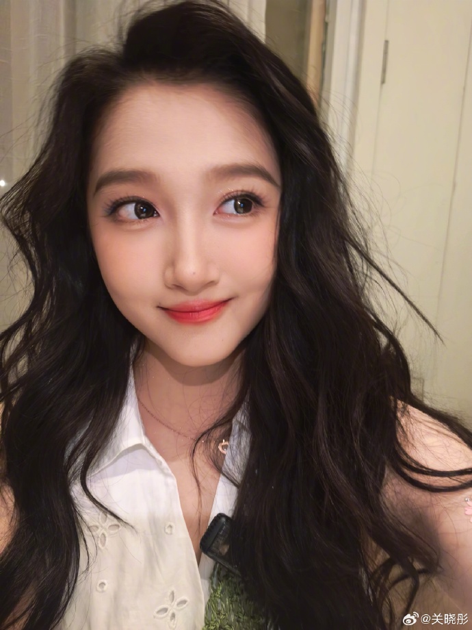 关晓彤用自己的表情包回应粉丝，网友：“表情包玩得这么溜”