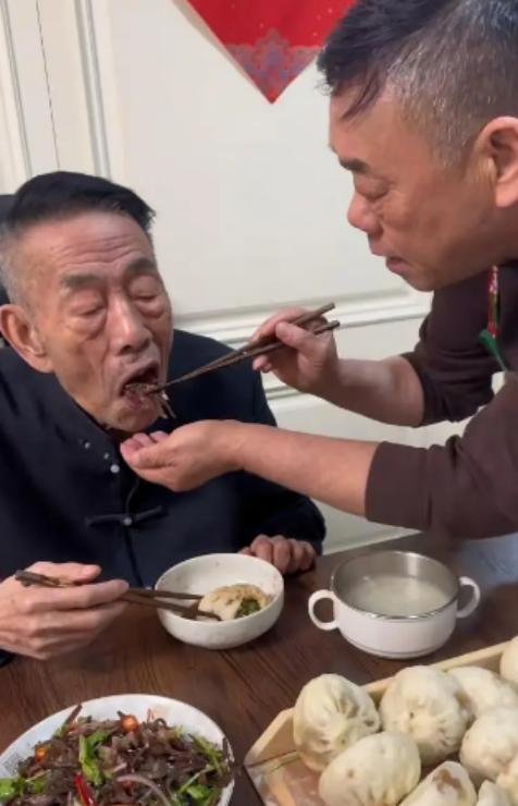 杨伦病床开播，胡子拉碴称要守孝49天，杨议吐槽：别装了！