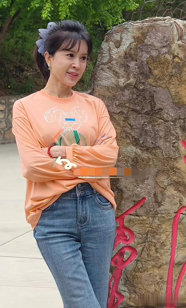 50岁金巧巧疑医美过度嘴歪，扎高马尾扮嫩土气，终于可以演村妇了