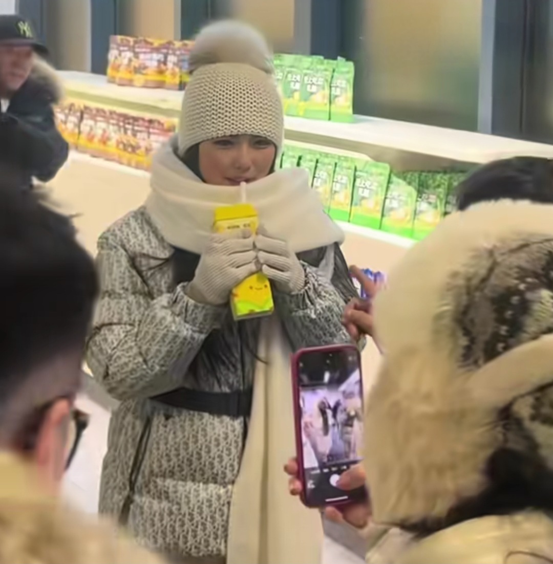 哈尔滨冰雪大世界玩冰滑梯时遇到了王诗龄，本人很好看性格也可爱