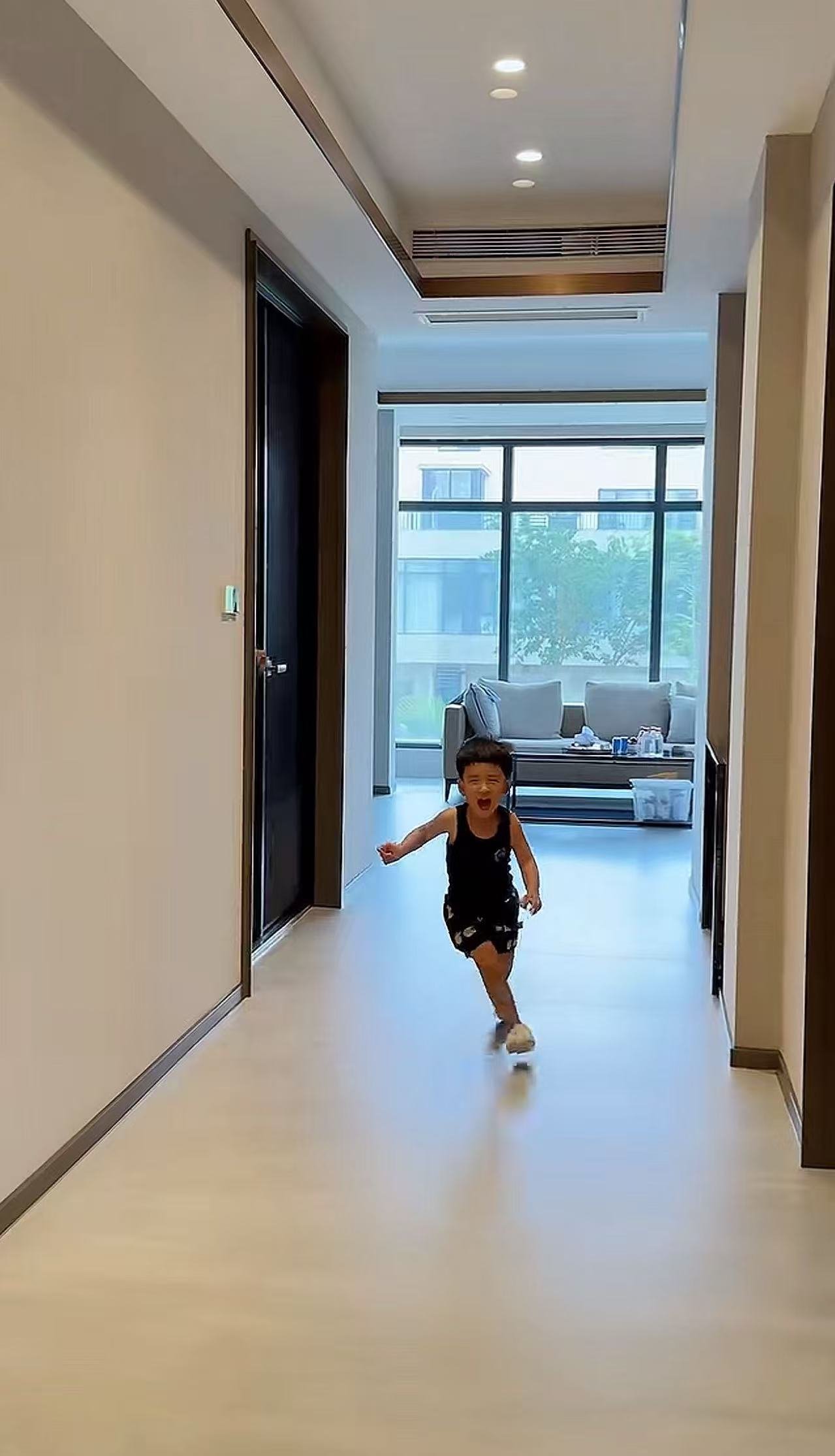 闫学晶全家搬三亚!豪宅内和儿子谈心,孙子很可爱儿媳漂亮像明星