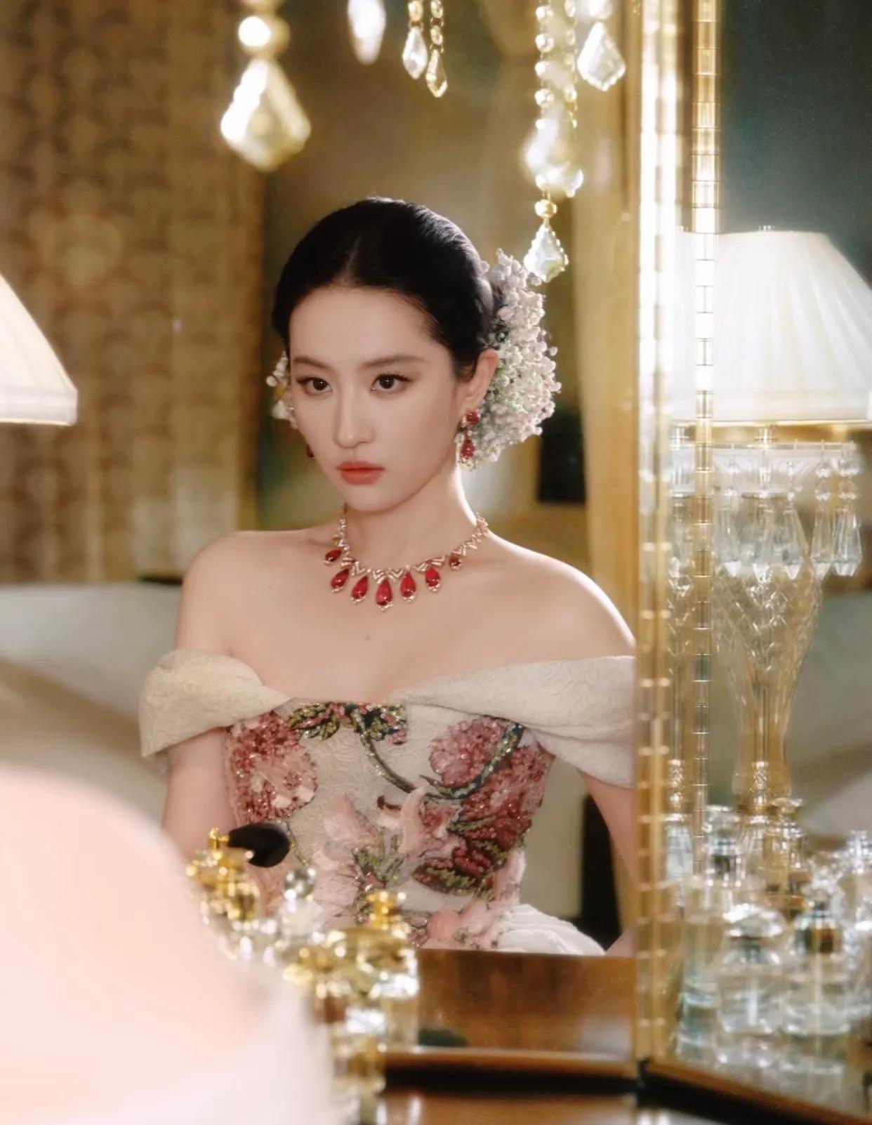 绝代风华！刘亦菲VOGUE红毯造型再造神级场面，像个待嫁的新娘