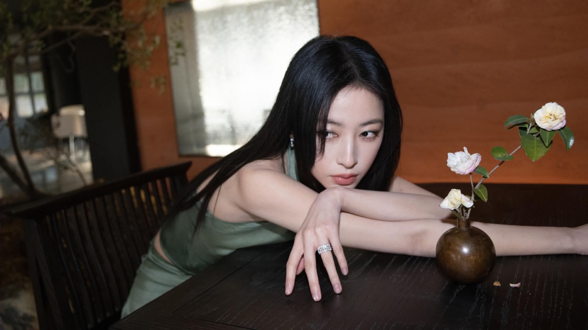 周雨彤浅绿挂颈造型封神！无修生图抗打，清冷感拉满的穿搭