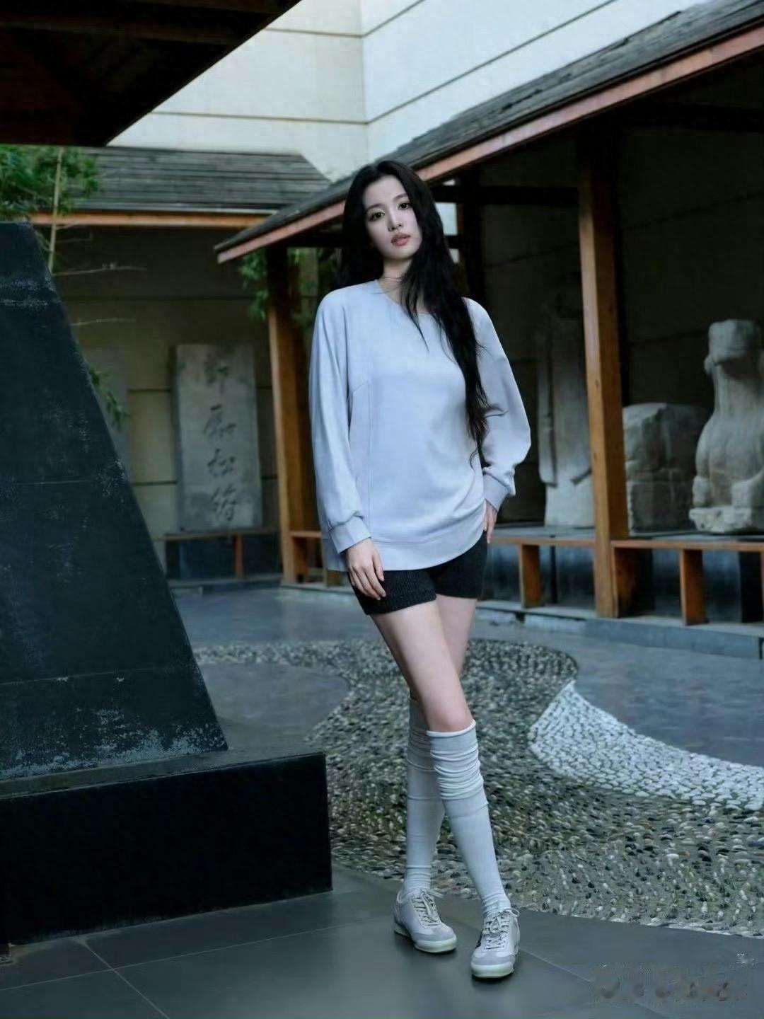 王楚然｜的一组美腿妆造图集