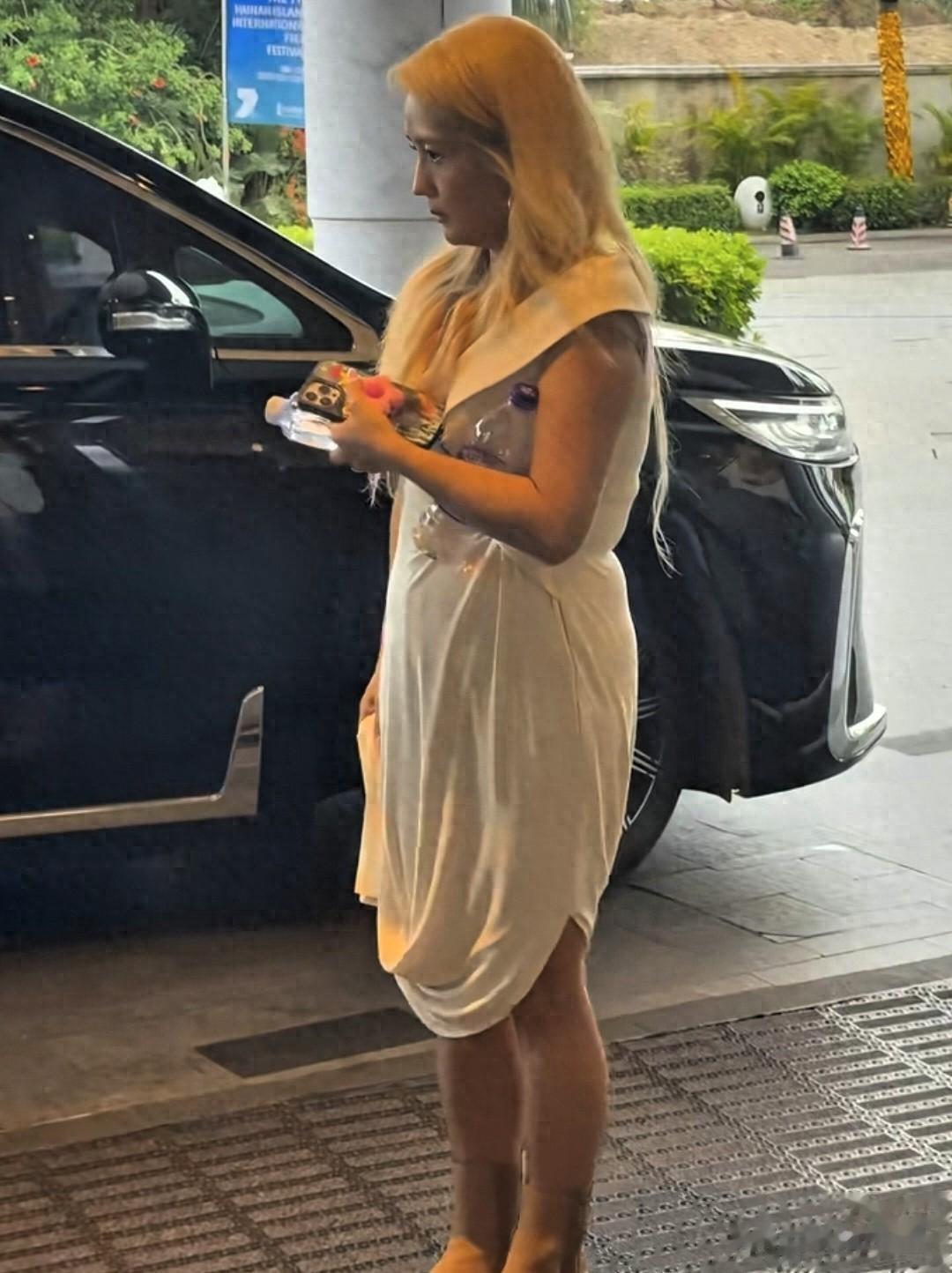 9岁何洁现身活动，小腿粗壮，一头金发好显黑 网友：这也太邋遢了