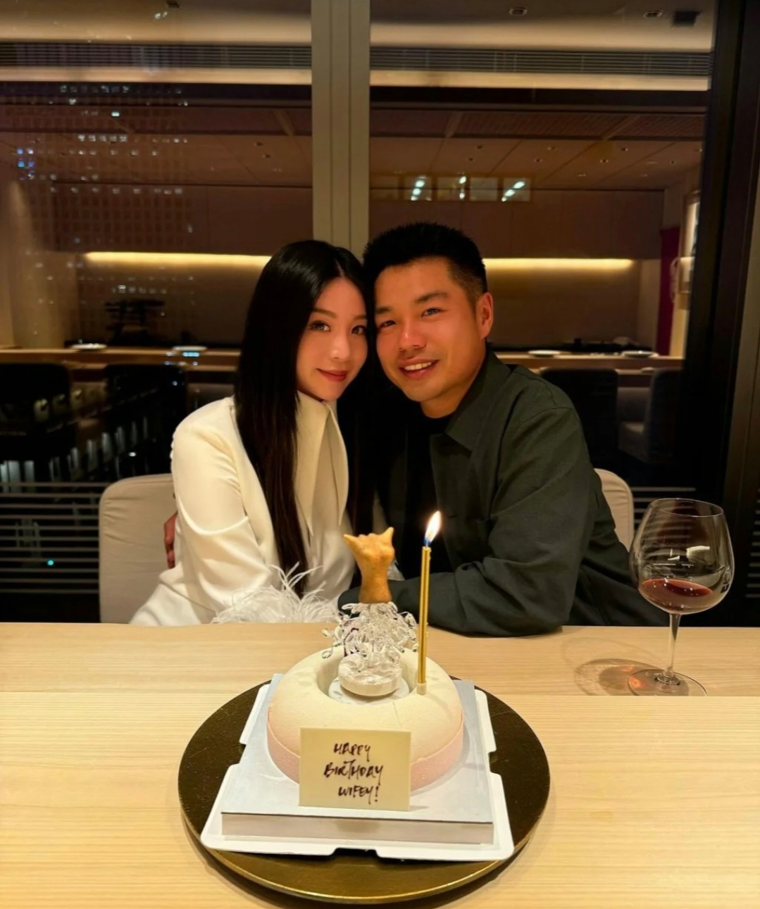 恭喜！香港豪门千金怀二胎，和莎莎太子爷甜蜜游，剖腹生子约一年