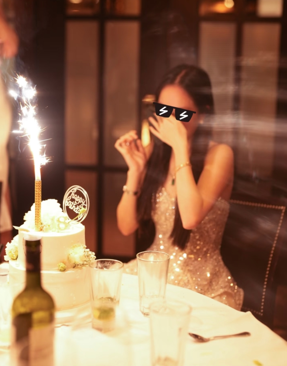 高晓松前妻晒女儿18岁生日照，Zoe穿公主裙又高又瘦，笑起来像爸