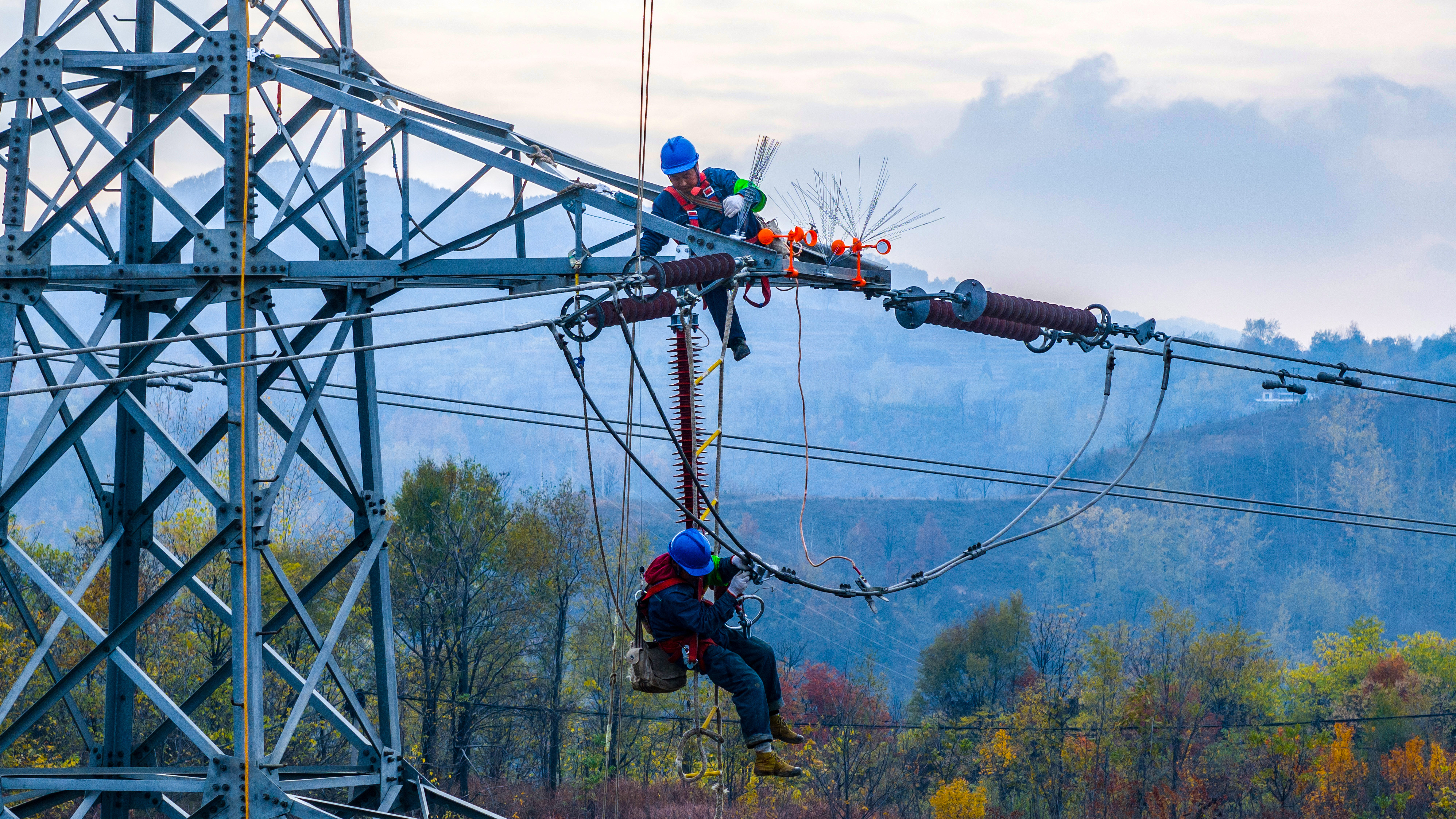 美国专家：AI的尽头是电力，中国发电量是美国的2.4倍