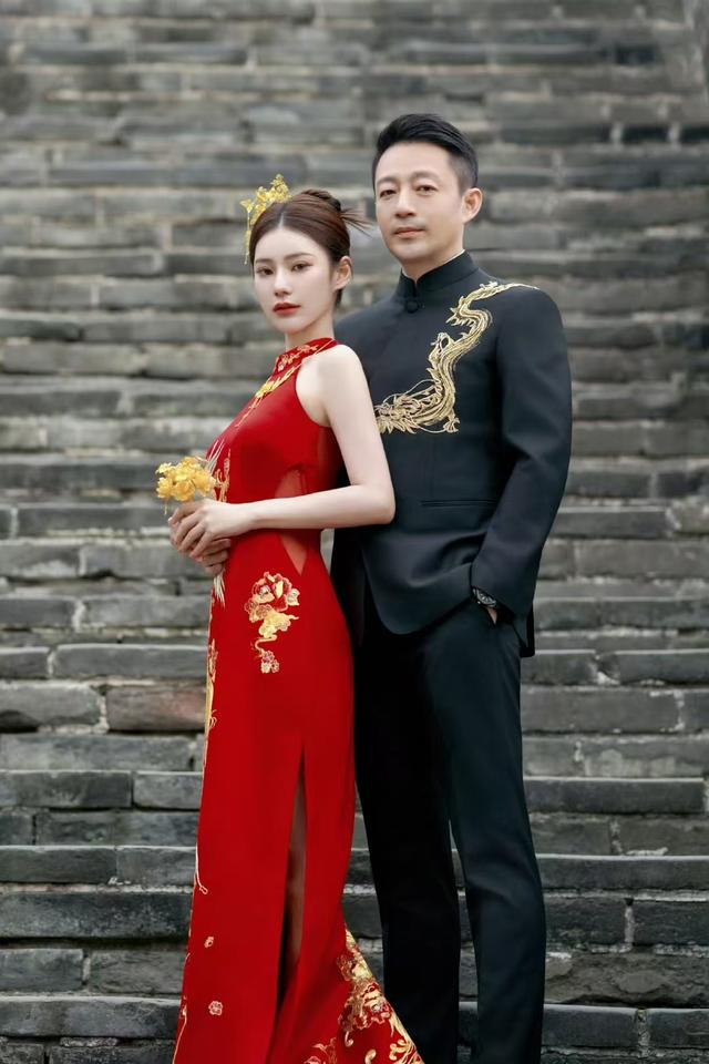 汪小菲婚礼刮大风画面曝光！在长城上誓言，张兰穿白色旗袍被喷