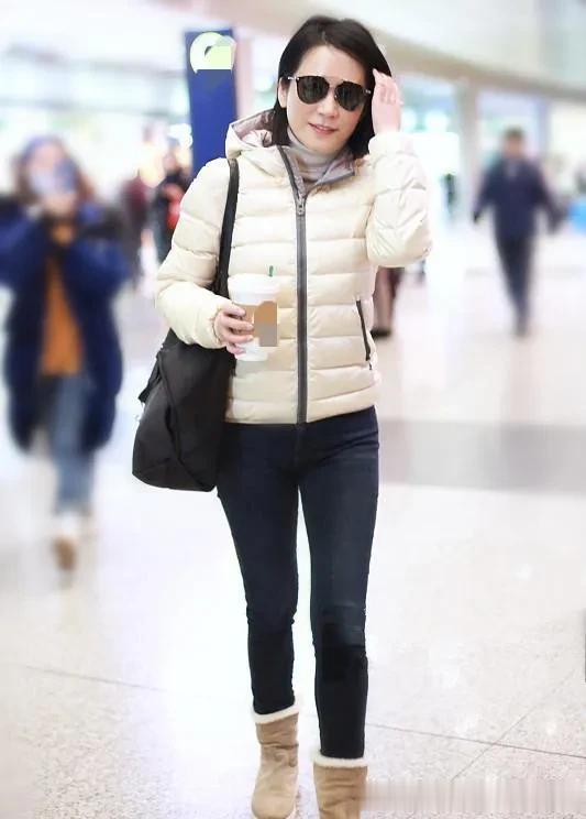 俞飞鸿果真是穿搭高手！连帽羽绒服+牛仔裤+雪地靴，减龄又时髦！