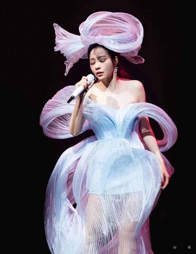 张靓颖随便一拍都比巡演海报好看,脸美才是王道