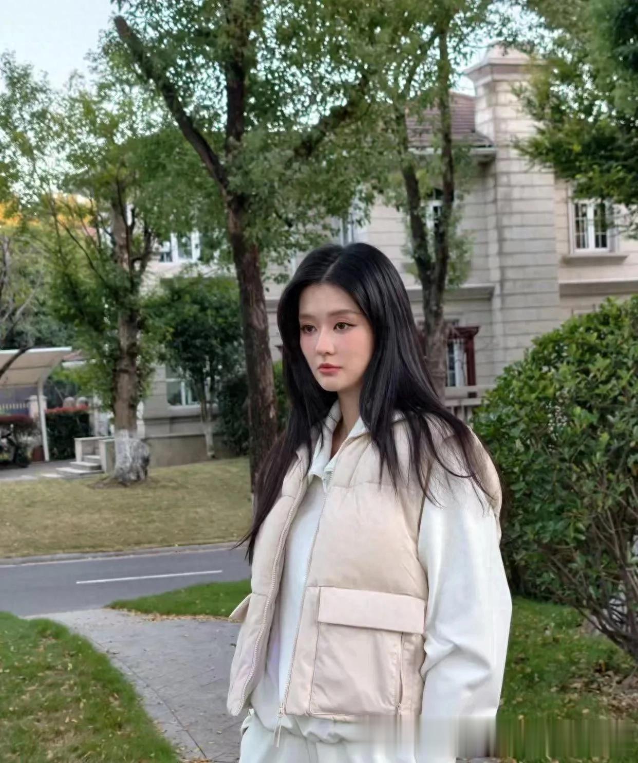 乔欣结婚后状态越发年轻!穿卫衣+羽绒马甲+卫裤,简约休闲又时髦