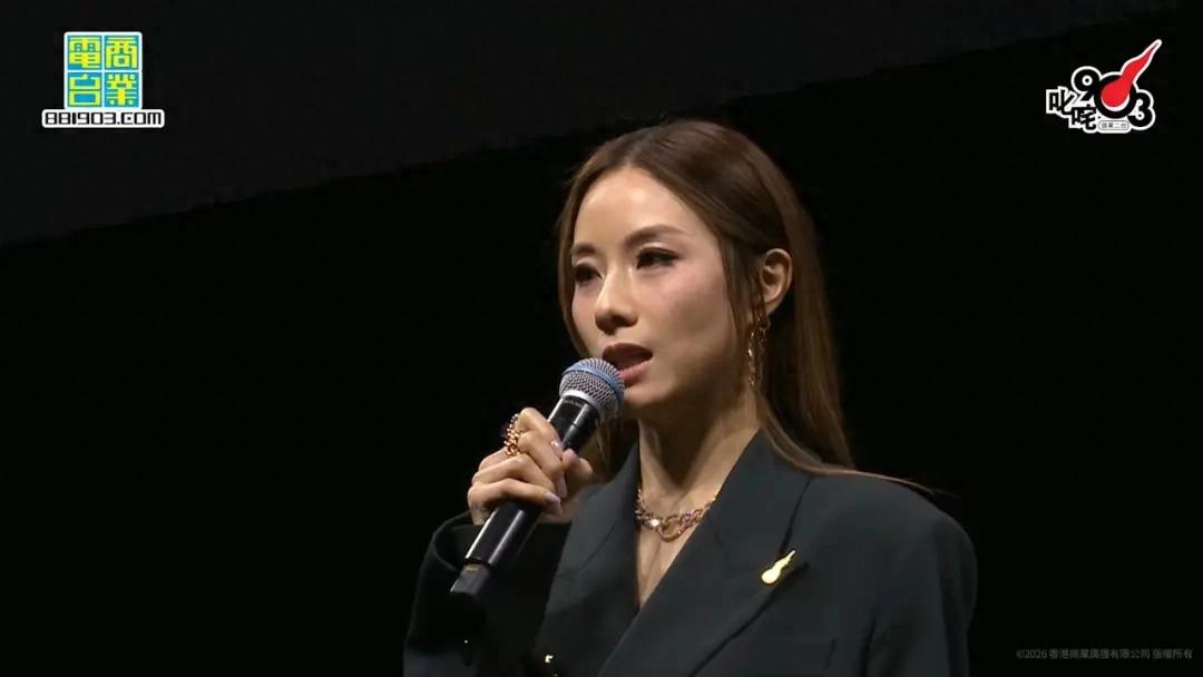 42岁香港女星首夺‘我最喜爱的女歌手’，眼湿湿感谢粉丝积极拉票