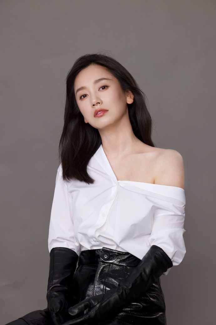 她是北电校花，一路有贵人相助，35岁嫁星二代，37岁一声怒吼成名