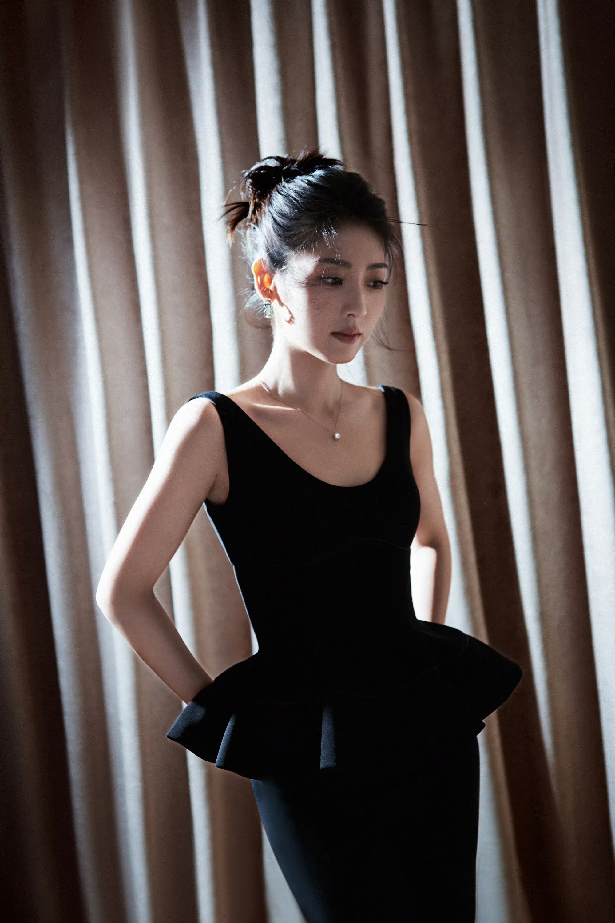 邢菲黑裙倩影：半明半昧抖落光尘，于无声处尽感秋意翩然 ???