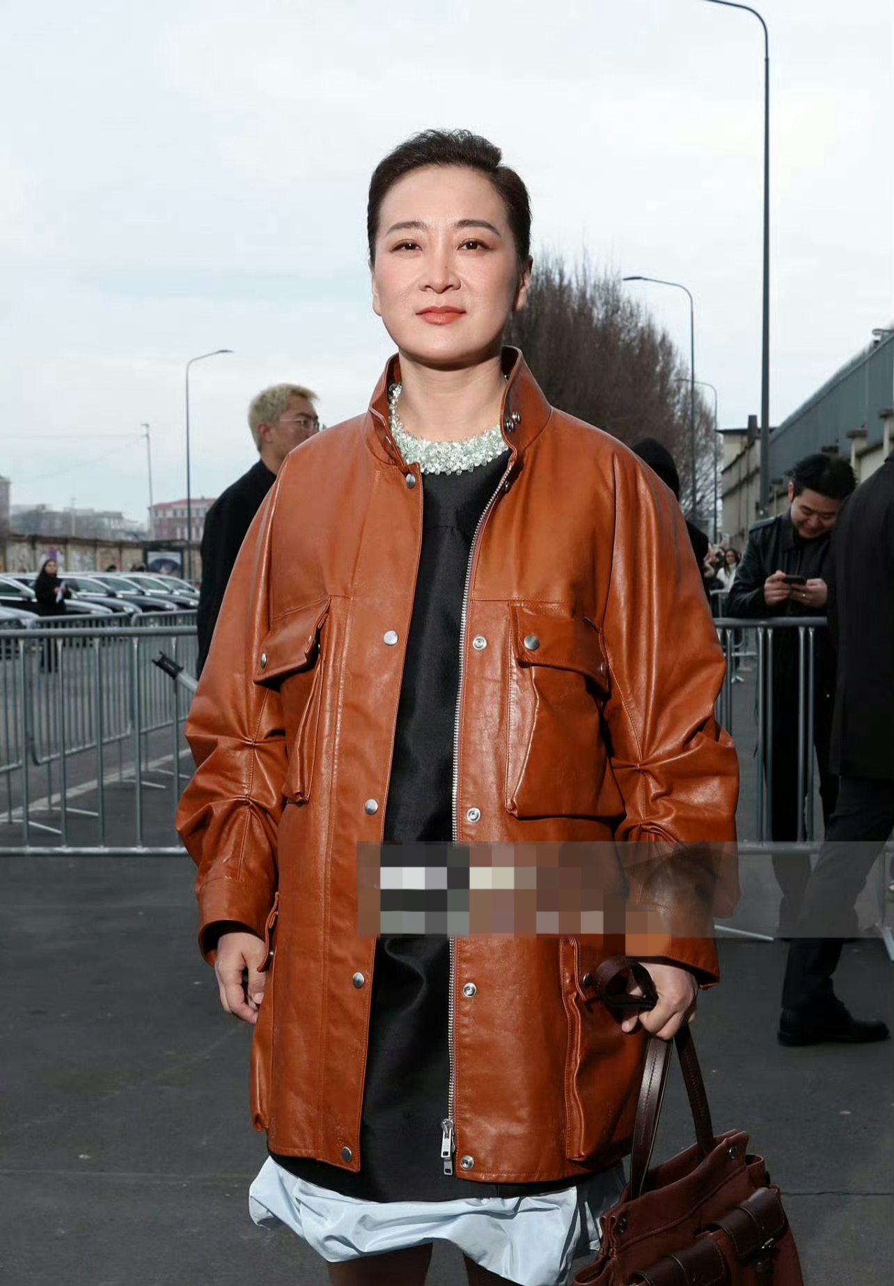 贾玲亮相米兰时装周,头发梳起,穿橘色皮大衣,造型失败显壮了