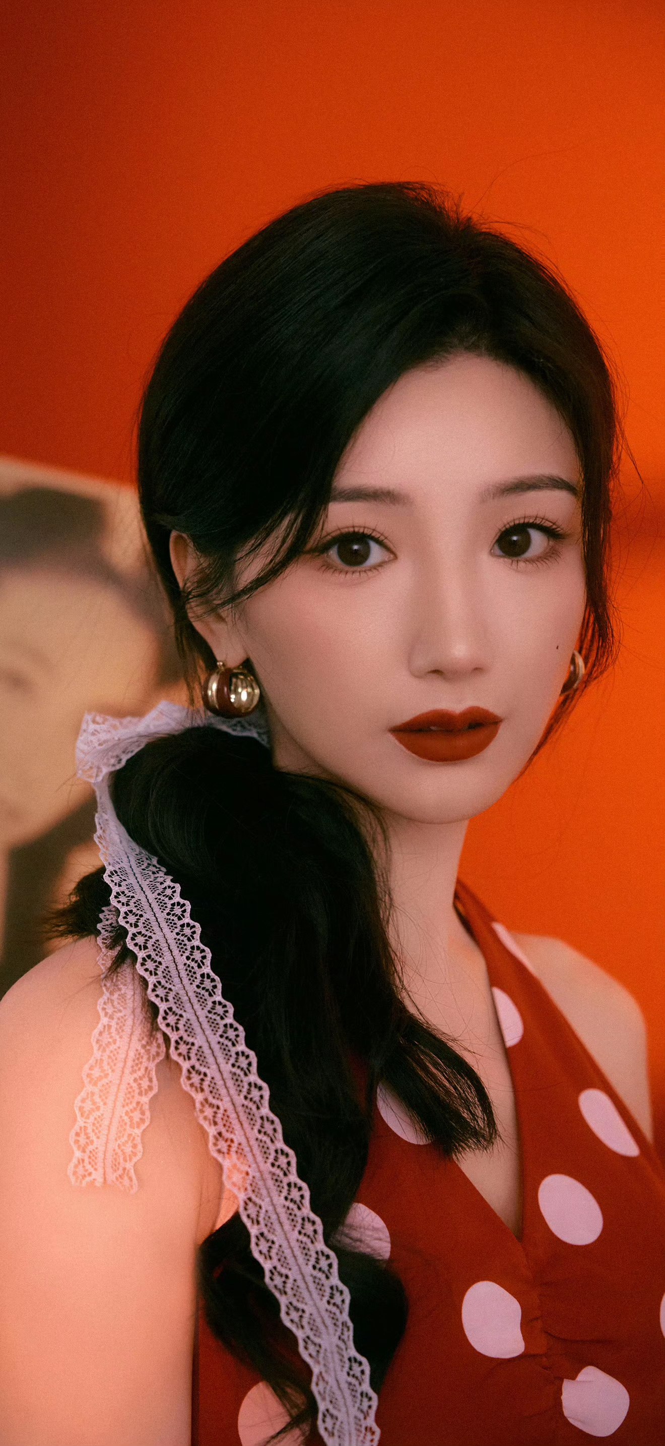 毛晓彤波点裙复古造型优雅气质挡不住，毛晓彤壁纸