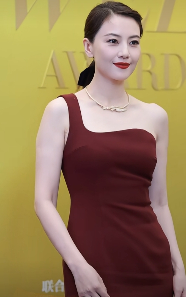 高圆圆芭莎珠宝盛典红毯，一袭酒红鱼尾裙优雅又高级