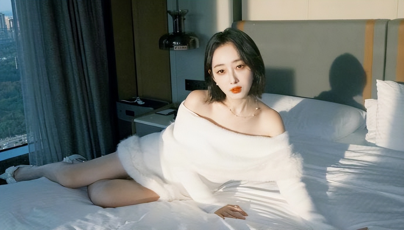 蒋梦婕是天菜吗?这套着装用冰清玉洁形容不过分吧!