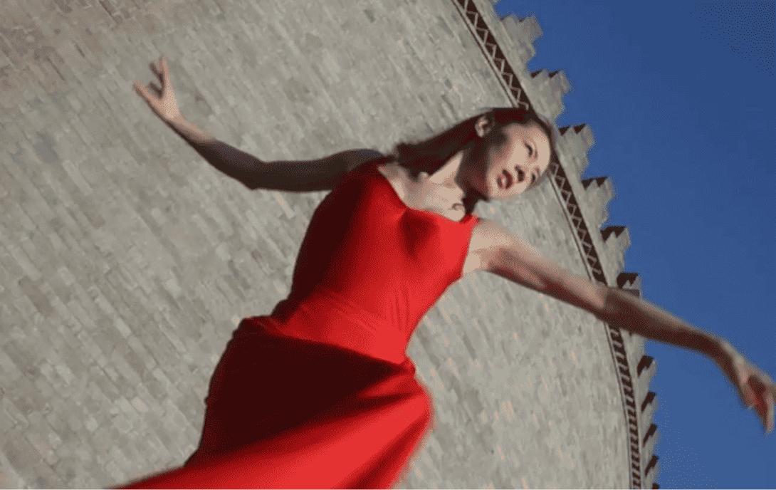 汤加丽：因当“人体模特”和丈夫离婚，如今49岁仍单身