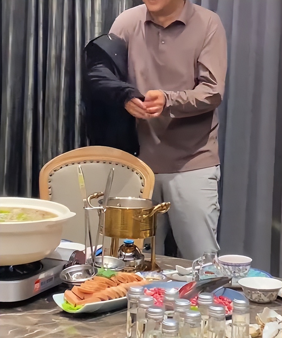 张嘉译深圳组饭局，翁虹肥硕美，71岁林威眼神痴呆，午马遗孀也在