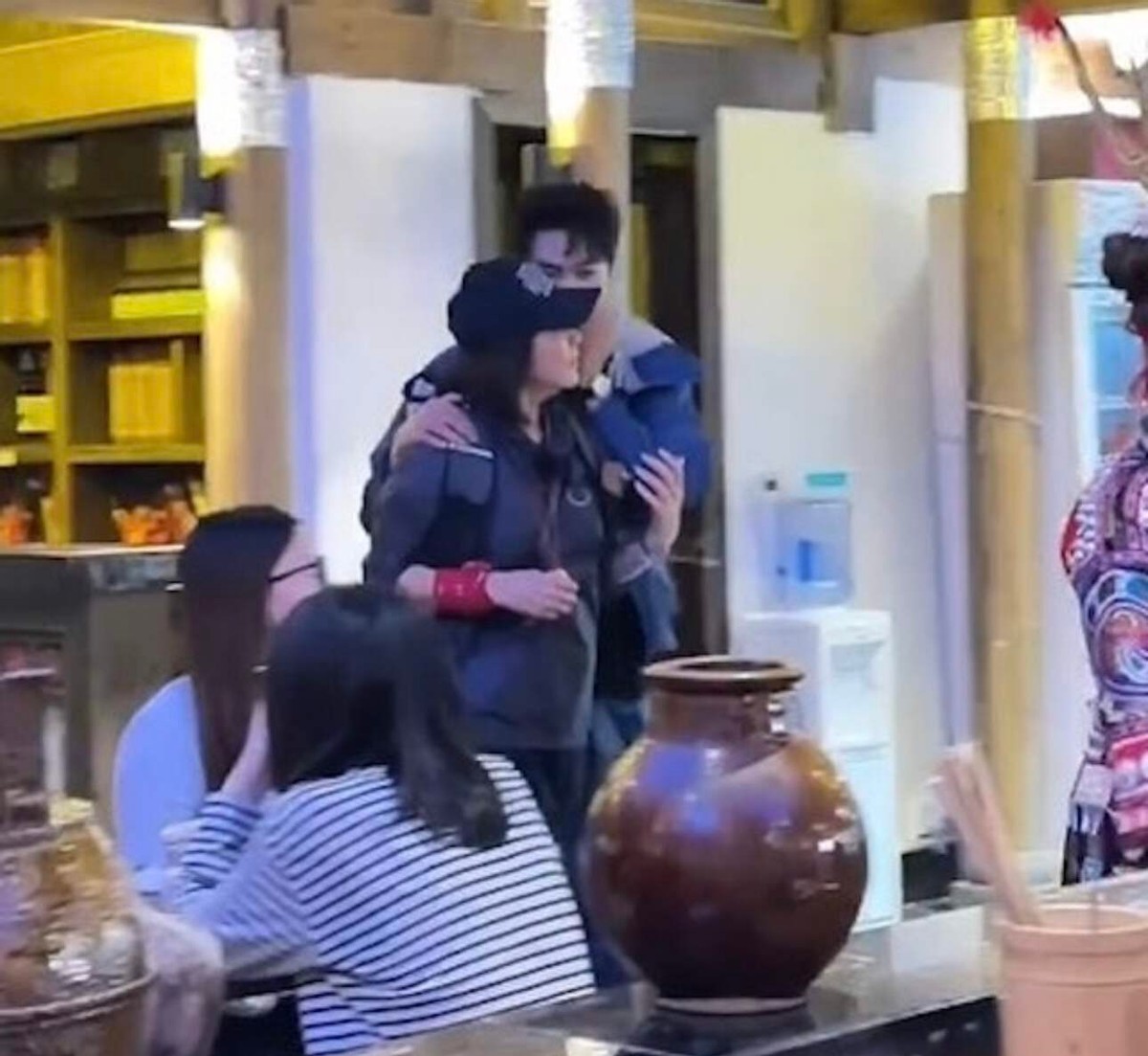 刘嘉玲与内地顶流小鲜肉讲悄悄话，举止亲密，自言会逗姐姐开心