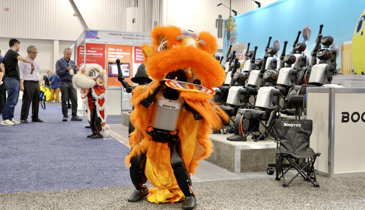 中國機器人組團出征CES，加速進化首日售出數十臺，魔法原子海外收入占比過半