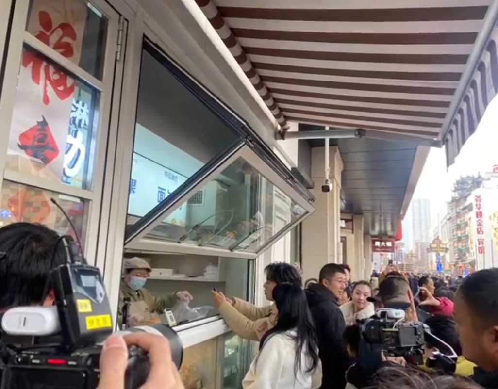 伊能静陪秦昊回沈阳老家，二人现身沈阳街头，牵手逛街，好甜蜜