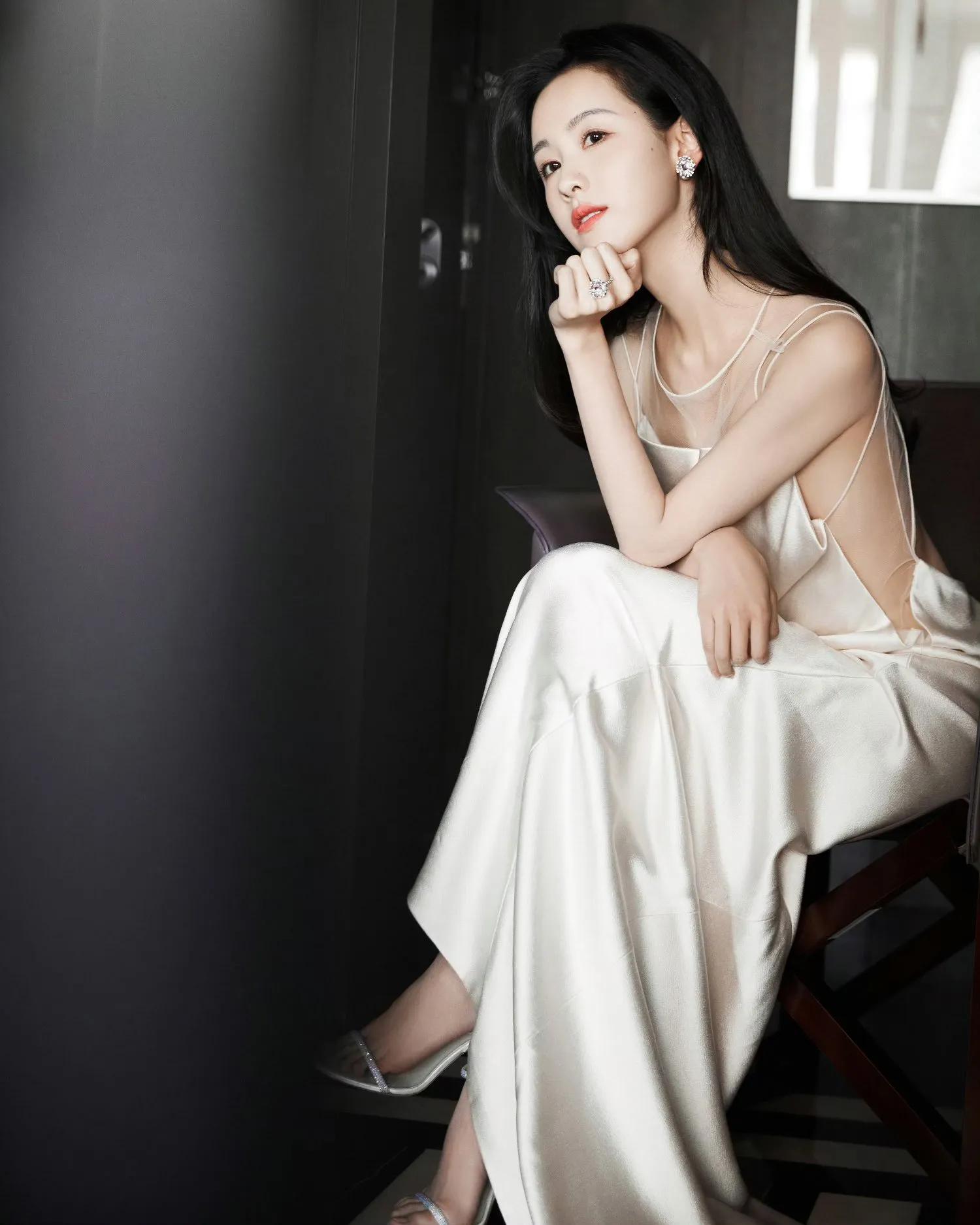 陈都灵性感薄纱吊带裙写真