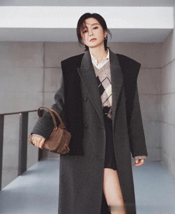 秦岚剪了短发后大变样!灰色大衣+短裙+长筒靴,时髦减龄又高级!