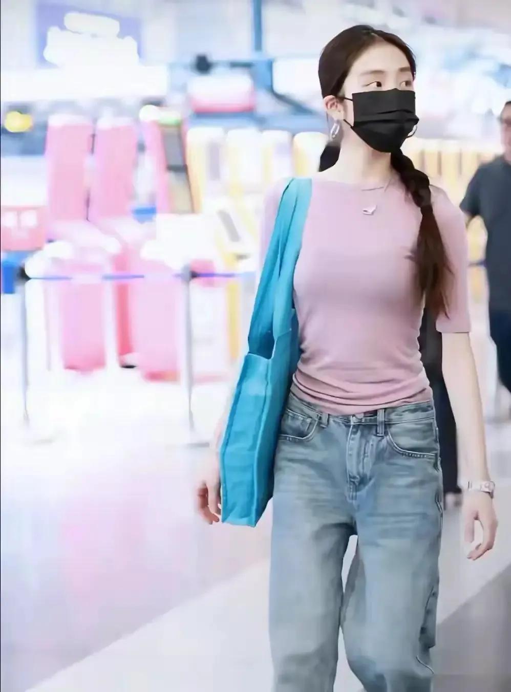 黄多多神图来袭！和何炅一起下班，人群中美貌太显眼，好阳光明媚