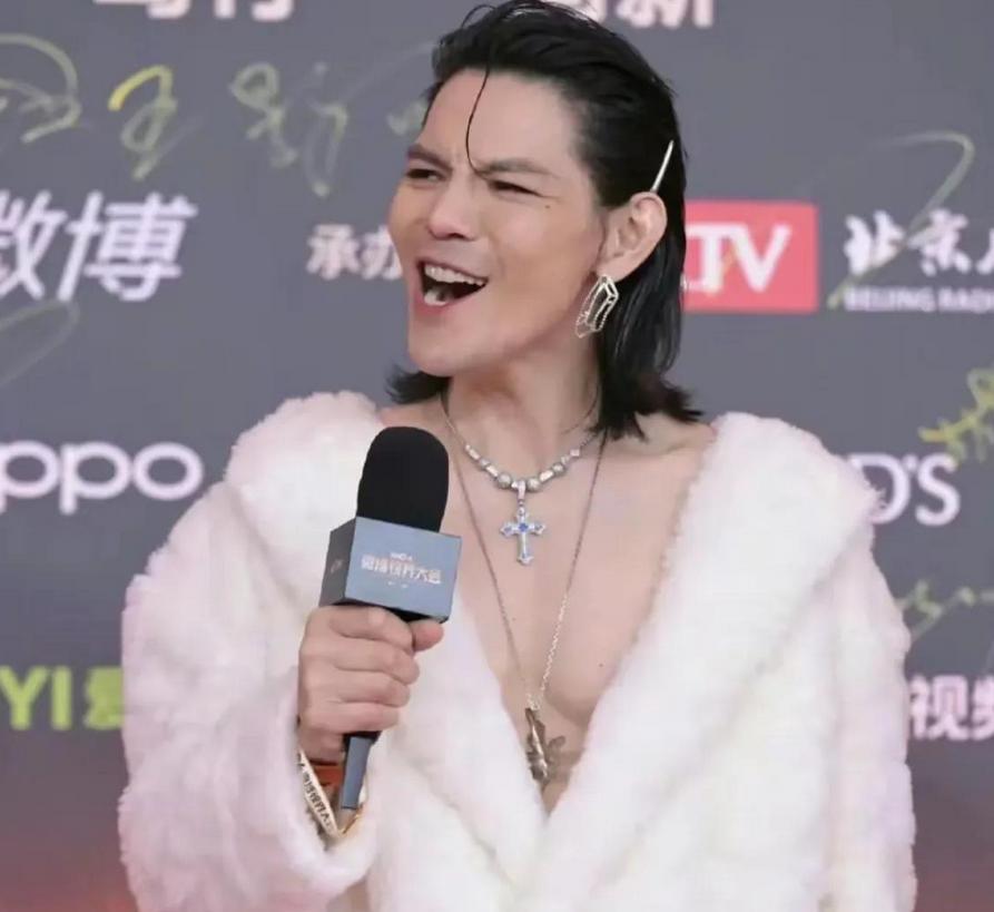 向太陈岚：我那40岁的儿子穿着女装，动作妖娆地帮我卖包